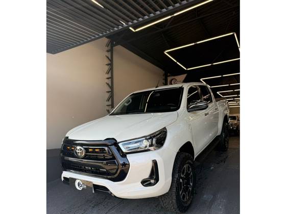 TOYOTA HILUX 2.8 D-4D TURBO DIESEL CD SRX 4X4 AUTOMÁTICO TOYOTA HILUX 2.8 D-4D TURBO DIESEL CD SRX 4X4 AUTOMÁTICO